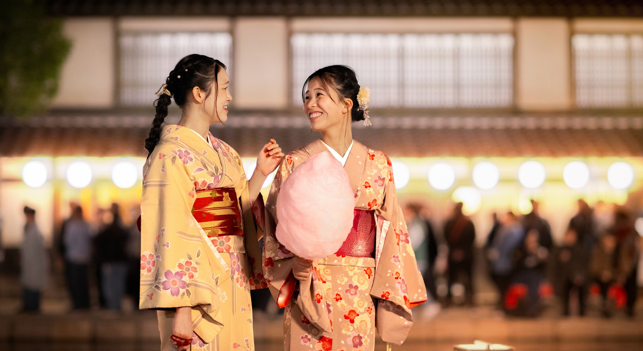 着物姿の女性2人が東映太秦映画村を散策している様子 Two women in kimono walking through Toei Kyoto Studio Park in Kyoto