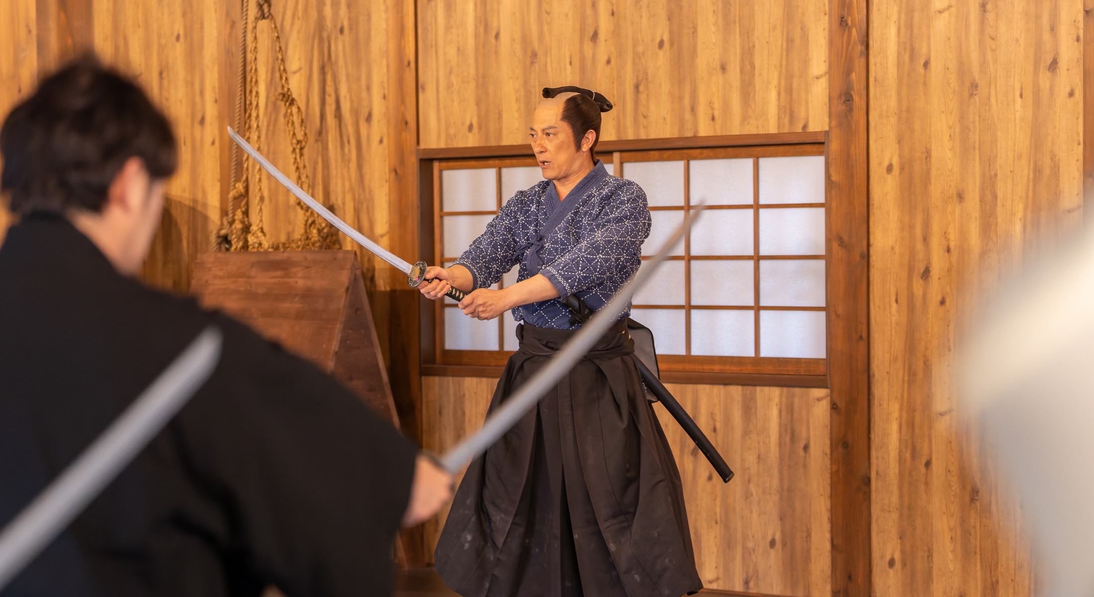 刀の構えを学ぶ侍体験の様子 Samurai experience featuring a traditional sword training session