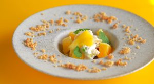 ドライフルーツとアーモンドのカッサータ オレンジのコンポート。爽やかなオレンジとドライフルーツの食感を楽しめる夏のデザート。