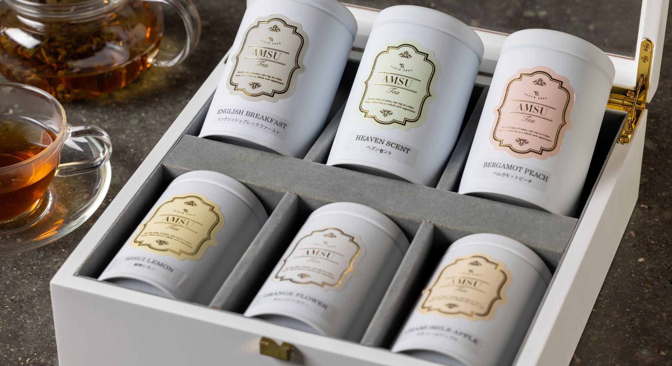 ケースに並ぶamusu tea (アムシュティー)の紅茶セレクション